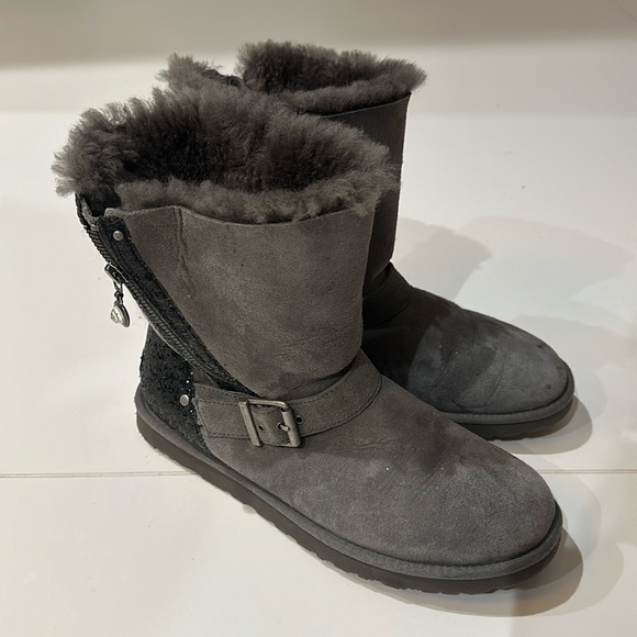 UGG BOOTS - Picture 2 of 9
